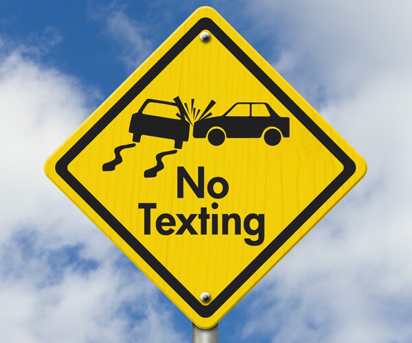a no texting while driving sign