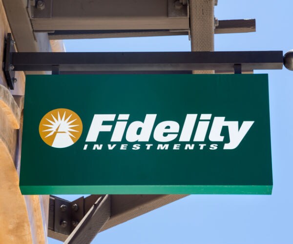 Fidelity Plans More ETFs in Bid to Catch Rival Broker Schwab