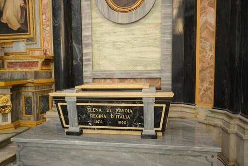 Remains of Exiled Italian King Arrive in Italy from Egypt