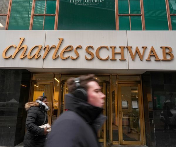 Schwab Beats Profit Estimates on Higher Rates