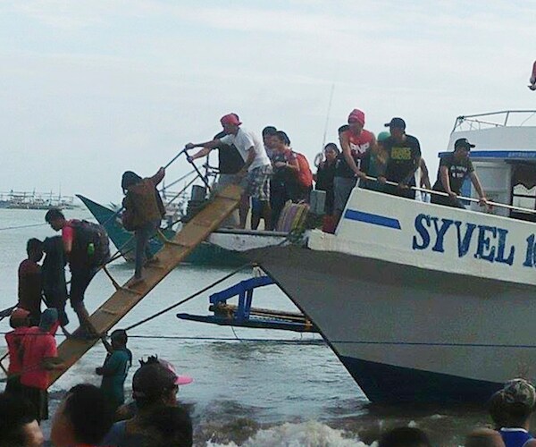 Ferry Capsizes Off Philippines: 4 Dead, 7 Missing