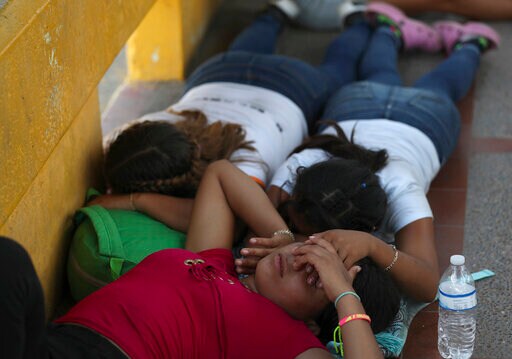 Migrants Wanting to Request US Asylum Occupy Bridge to Texas