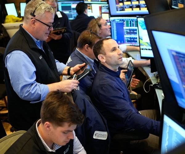 Wall Street Sinks as Tech Rout Deepens