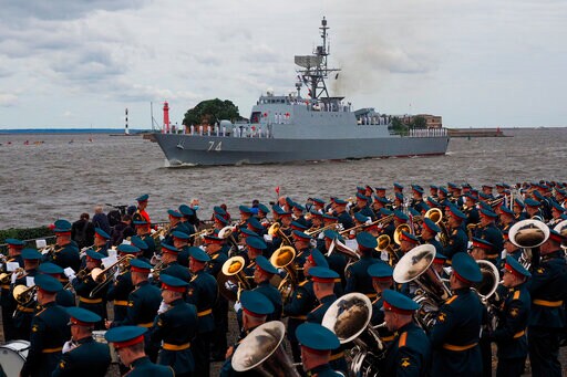 Russia Marks Navy's 325th Anniversary, Iranian Ship Joins in