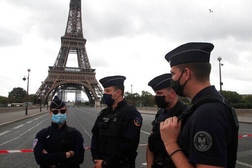 Paris Police Briefly Evacuate Eiffel Tower after Bomb Threat