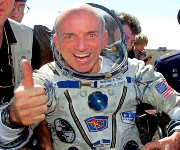 World's 1st Space Tourist Signs Up for Flight Around Moon