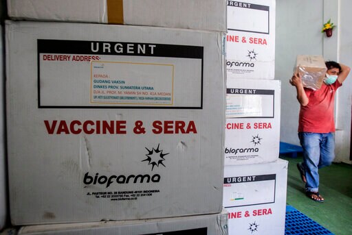 Indonesian Health Workers Receive COVID-19 Vaccination