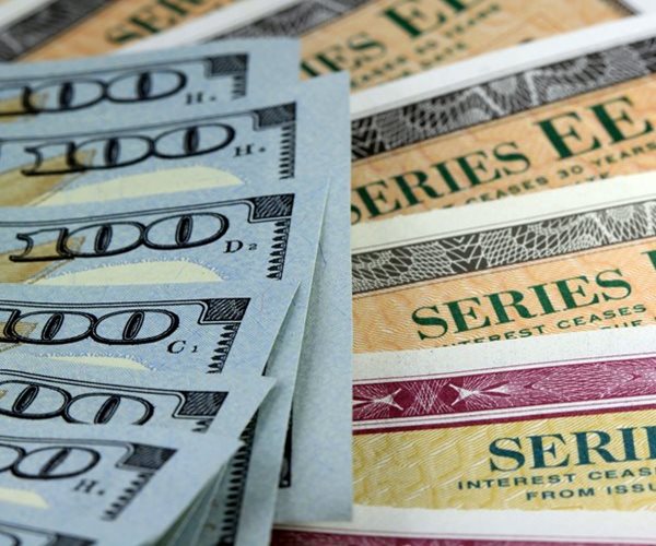 US Bonds, Dollar Battered as 'Sell America' Trade Heats up