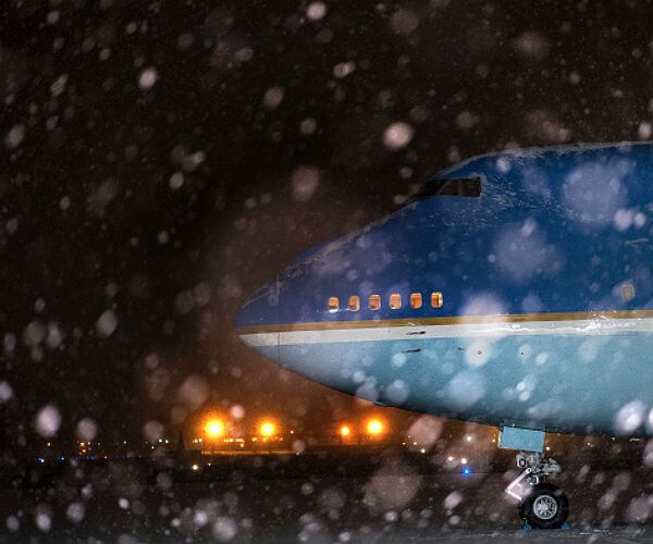 Blizzard Heading Toward US East Halts Thousands of Flights