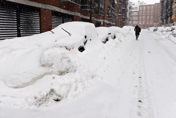 Record Snowfall Hits Boston, Cancels Flights