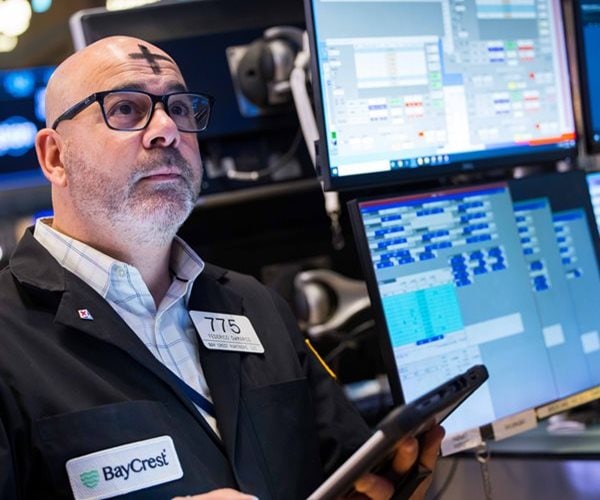 Futures Slip With Focus on AI Worries, Walmart Earnings