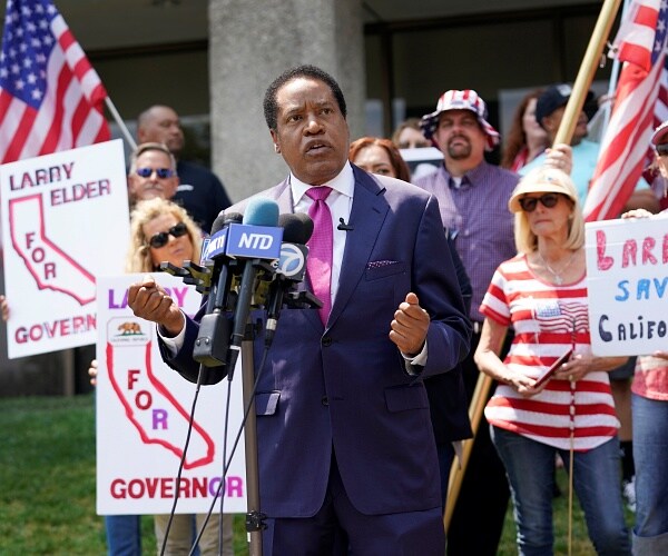 larry elder speaks to crowd