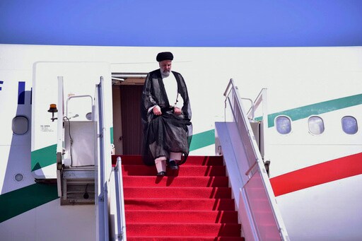 Iranian and Pakistani Leaders Vow to Boost Trade in Meeting That Seeks to Mend Diplomatic Rift