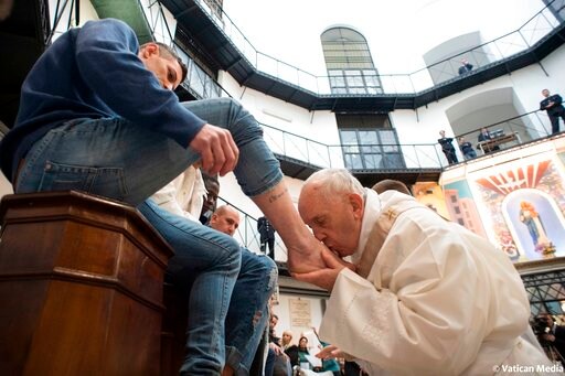Pope Washes the Feet of Inmates, Reveals he Has Cataracts