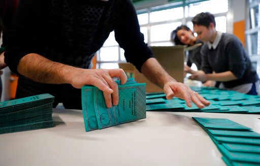 The Latest: First Glitches Appear in Italian Voting