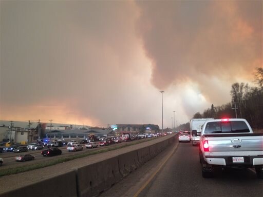 Residents Evacuated as Fires Threaten Canada Oil Sands Town