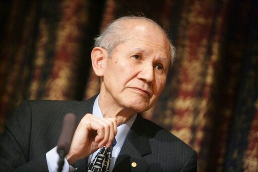 Japanese Nobel Chemistry Laureate Shimomura Dies at 90