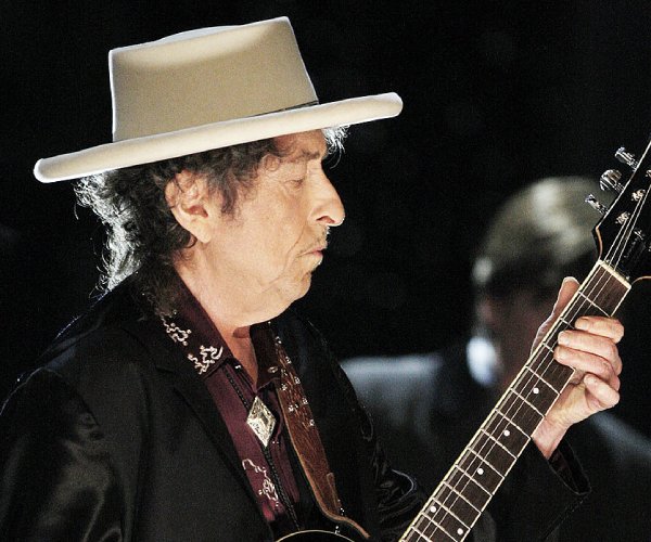bob dylan performs