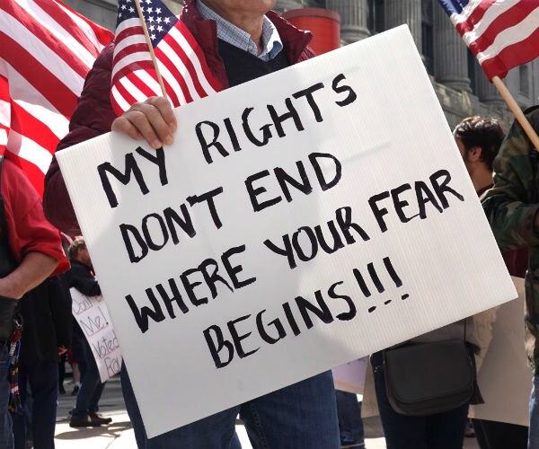 demonstrating against coronavirus lockdowns in illinois 