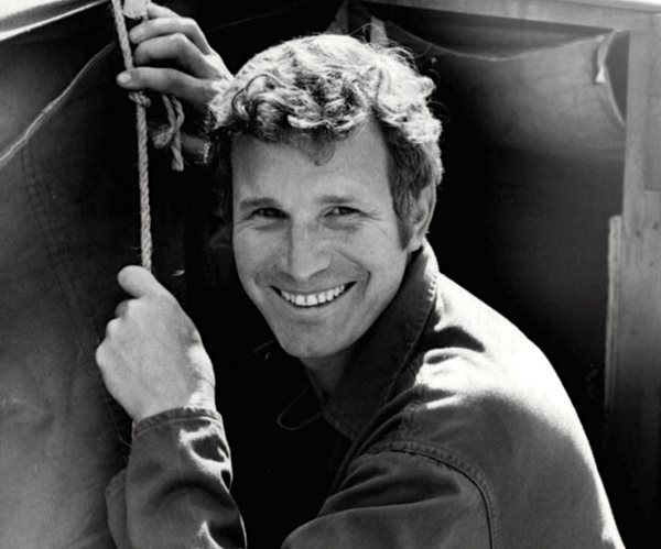 Wayne Rogers, Trapper John on 'M.A.S.H.,' Dies at 82
