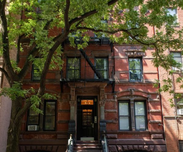 Manhattan Apartment Sales Plunge