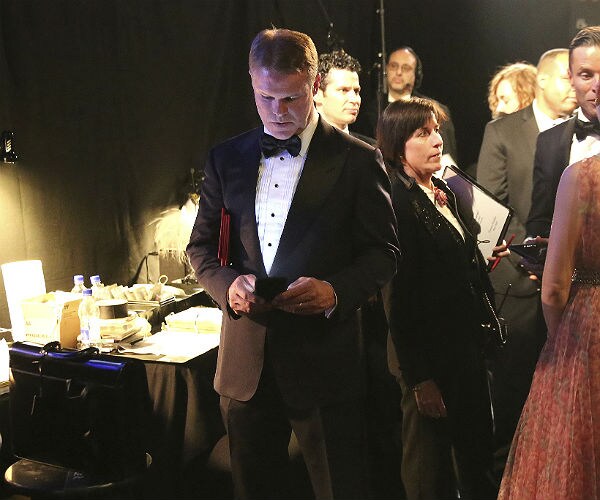 No Cellphones Backstage for Accountants After Oscar Flub