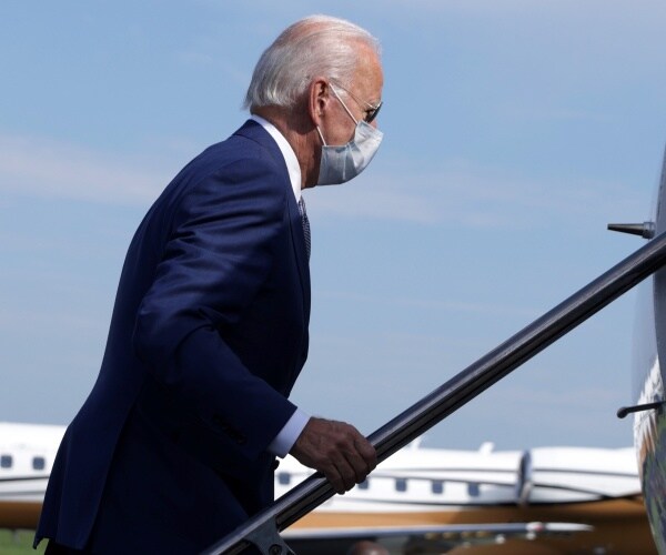 biden wears a mask and boards a plane