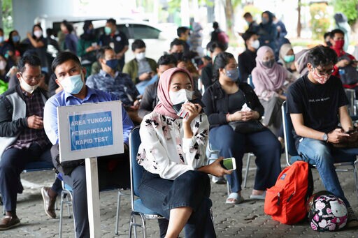 Indonesia Leader Reshuffles Cabinet amid Virus Crisis, Graft