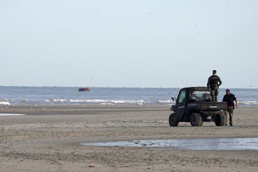 UK Authorities Detain 1st Group of Migrants under Plan to Thwart Small Boats Crossing from France