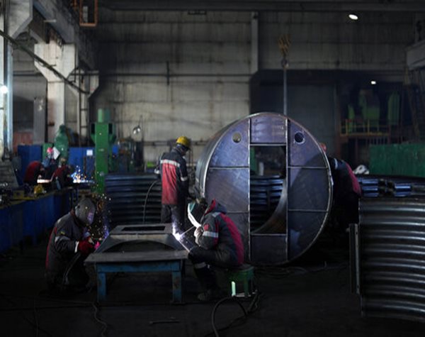 Ukraine Plant Builds 6-person Bunkers for War's Front Lines