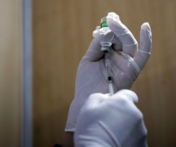 It's OK to Take Pain Medication After the COVID-19 Vaccine