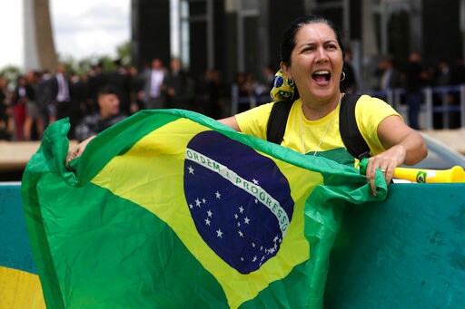 Brazil's Top Court Weighs Letting Lula Remain Free on Appeal