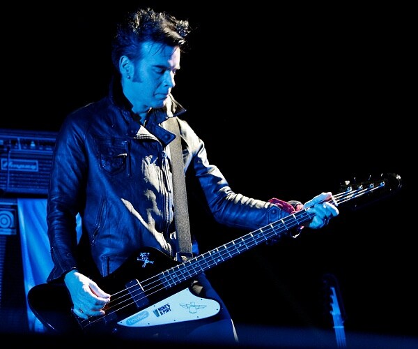 simon gallup plays bass on stage