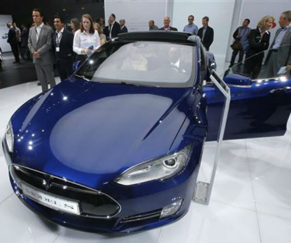 Consumer Reports Says Tesla Should Drop Autopilot Name