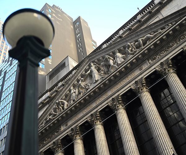 S&P 500 Closes Up; Focus on Earnings, Interest Rates