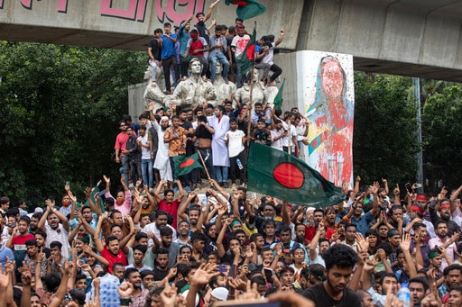 Bangladesh Protesters Want Nobel Peace Prize Laureate Yunus to Lead Country after Hasina's Departure