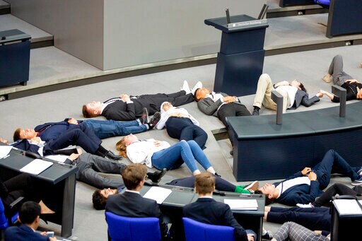 Students Stage 'die-in' Climate Protest in German Parliament
