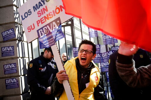 Chinese in Spain Stage Protest over Blocked Bank Accounts