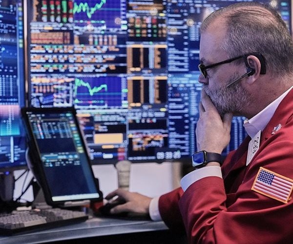 S&P 500 Ends Lower, AI Stocks Lift Nasdaq