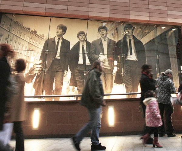a photo of the beatles in a store window