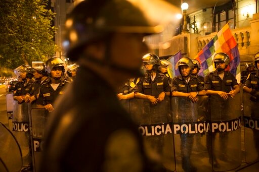 The Latest: Peru President Threatens to Withdraw Resignation