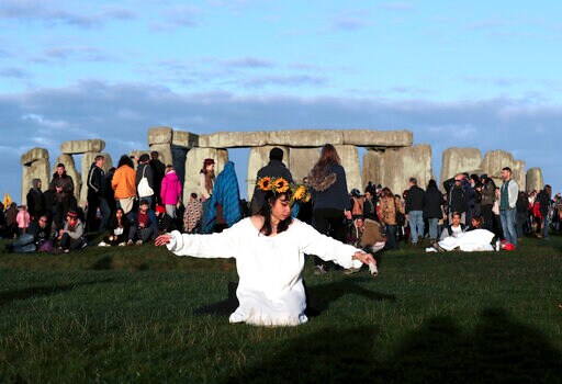 Summer Solstice: 10,000 Watch Sunrise at Stonehenge