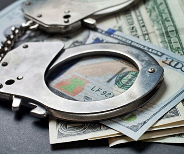 US: Ex-Pimco CEO Douglas Hodge Should Go to Jail for 2 Years