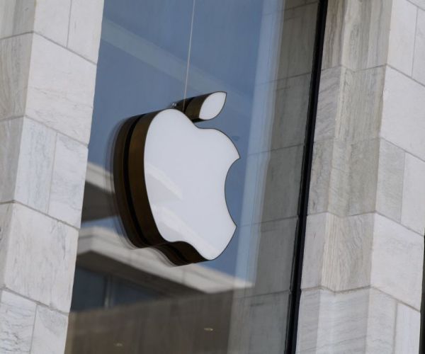 Buffet: Apple a 'Giant Pillar' of Berkshire Hathaway Fund