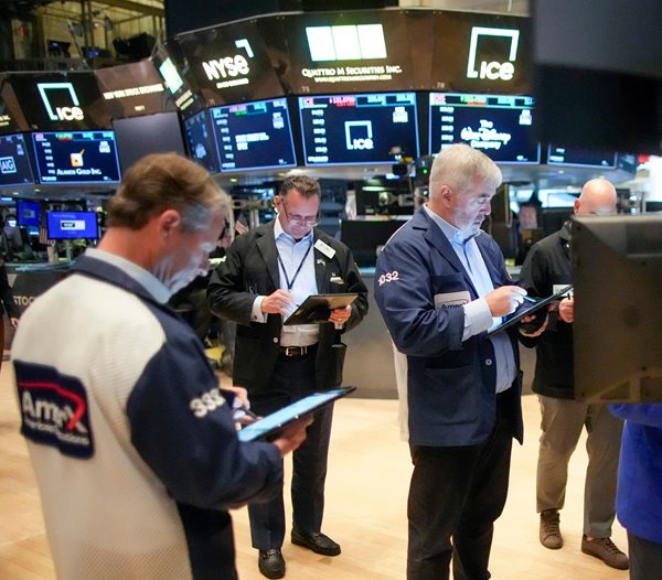 Dow Closes Above 40,000; Stocks Notch Weekly Gains