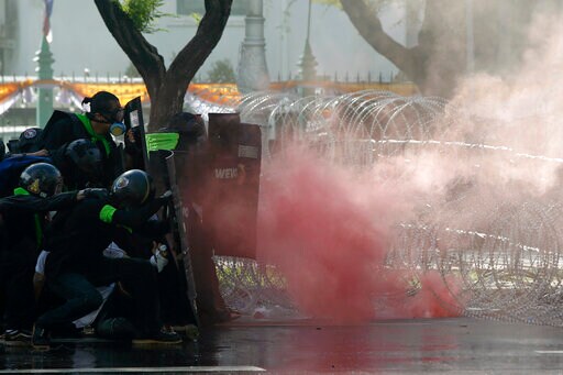 Thai Police Use Tear Gas against Anti-government Protesters