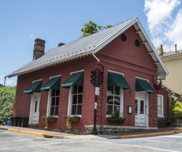 Bakery Confused With Restaurant Where Sanders Denied Service