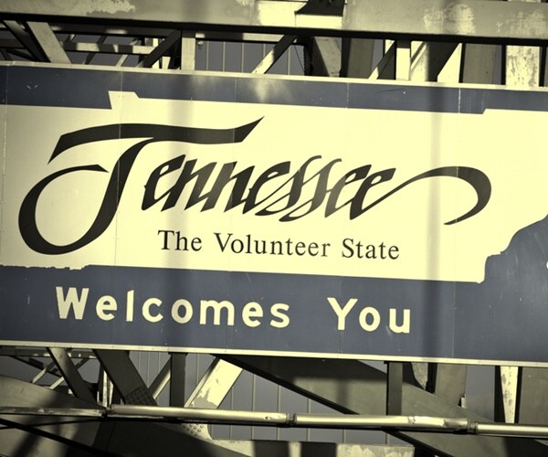 a sign welcomes visitors to tennessee