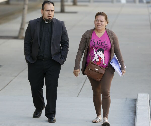 Volunteers Accompany US Immigrants to Court to Allay Fears