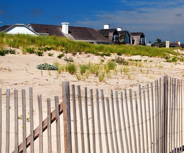 Hamptons Home Prices Soar to a Record in Rush for Beach Retreats